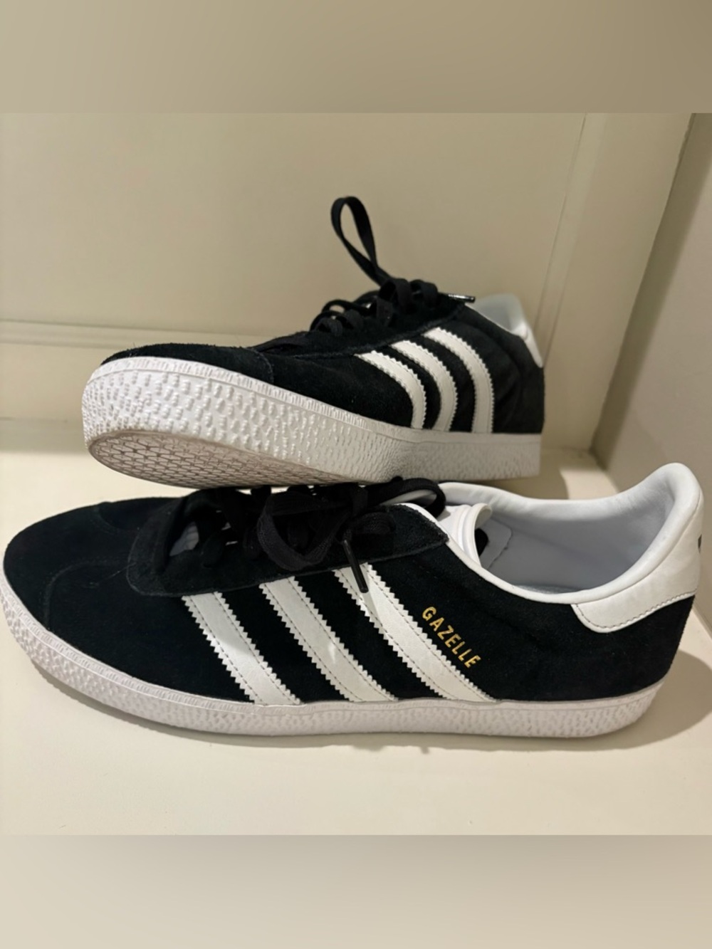 Adidas Gazelle black with white stripes. Size 8 ( men’s 6) great condition